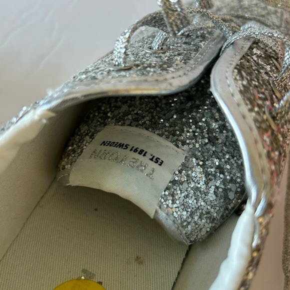 Tretorn glitter sneaker size 5
Runs big
Silver glitter
Lace up - Picture 8 of 10